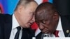En tant que membre de la CPI, l'Afrique du Sud de Cyril Ramaphosa (à dr.) est théoriquement censée arrêter Vladimir Poutine s'il entrait sur son territoire.