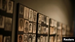 Des photographies de victimes du génocide rwandais sont exposées sur un mur de la galerie lors de la visite du président américain George W. Bush et de la première dame Laura Bush au Centre commémoratif de Kigali à Kigali, Rwanda, le 19 février 2008. REUTERS/Jason Reed