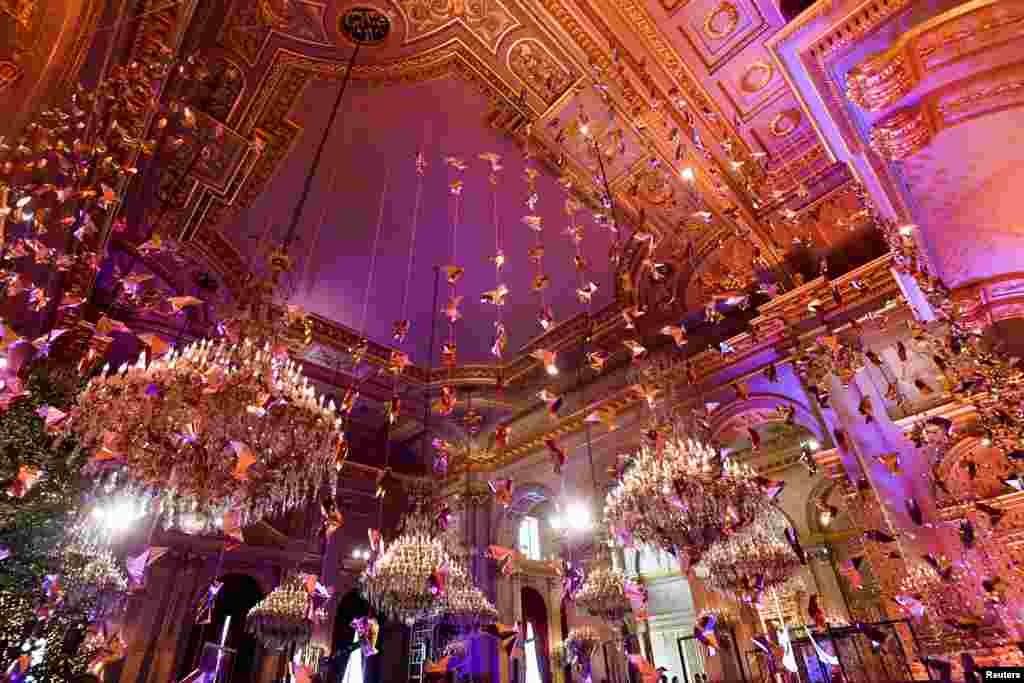 Una obra de arte hecha con origamis por el dise&#241;ador y artista belga Charles Kaisin est&#225; decorando el Palacio Real durante una tradicional ceremonia navide&#241;a en Bruselas, B&#233;lgica, el 16 de diciembre de 2020. [Reuters].