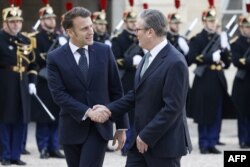 Fransiya rahbari Emmanuel Makron Britaniya Bosh vaziri Keir Starmerni kutib olmoqda, Parij, 17-fevrlal, 2025