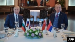 Les présidents russe et turc, Vladimir Poutine et Recep Tayyip Erdogan, le 8 janvier 2020 à Istanbul.