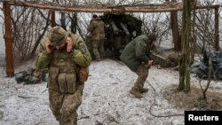 ইউক্রেনের পূর্বাঞ্চলে পোকরভস্ক শহরের কাছে ইউক্রেনীয় গোলন্দাজ বাহিনী রুশ বাহিনী লক্ষ্য করে গোলাবর্ষণ করছে। ফটোঃ ৬ ফেব্রুয়ারি, ২০২৫। 