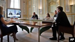 Predsednik Francuske Emanuel Makron (desno) tokom virtuelnog samita sa predsednicima Srbije i Kosova i nemačkom kancelarkom Angelom Merkel (Foto: AP/Christophe Ena/Pool)