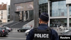 Polisi berdiri di dekat Opera Bastille, tempat ditangkapnya tersangka penyerang penikaman di dekat bekas kantor majalah Charlie Hebdo di Paris, Perancis, 25 September 2020. (Foto: dok).