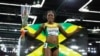 Elaine Thompson de la Jamaïque célèbre sa médaille en bronze après la finale au 60 mètres dames aux Championnats mondiaux d’athlétisme en salle à Portland, Oregon, 19 mars 2016.