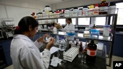 Para ilmuwan bekerja di sebuah laboratorium 'Natco Pharma Ltd.' di Hyderabad, India (foto: dok). Kanker merupakan penyebab utama kematian di India dengan kira-kira 2,5 juta orang pasien.