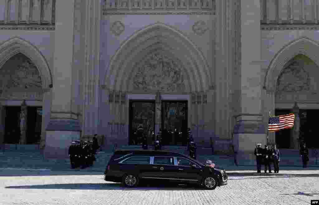 ຫີບສົບຂອງອະດີດປະທານາທິບໍດີສະຫະລັດ ຈິມມີ ຄາຣ໌ເຕີສ ຖືກເຄື່ອນຍ້າຍໄປເຖິງ ມະຫາວິຫານແຫ່ງຊາດ ສຳລັບພິທີຊາປະນາກິດສົບ ຢ່າງເປັນທາງການ ໃນນະຄອນຫຼວງວໍຊິງຕັນ, ເມື່ອວັນທີ 9 ມັງກອນ 2025. (Photo by Ting Shen / AFP)