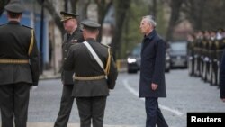 El secretario general de la OTAN, Jens Stoltenberg, visita el monumento a los soldados ucranianos caídos en Kiev, Ucrania, el 20 de abril de 2023.