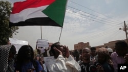 Sejumlah warga Sudan turun ke jalan menggelar protes menentang kekuasaan militer dalam sebuah aksi di Khartoum, Sudan, pada 13 September 2022. (Foto: AP/Marwan Ali)