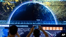 北京举行的中国第四届互联网安全会议上的全球网络袭击模拟图像。（2016年8月16日）