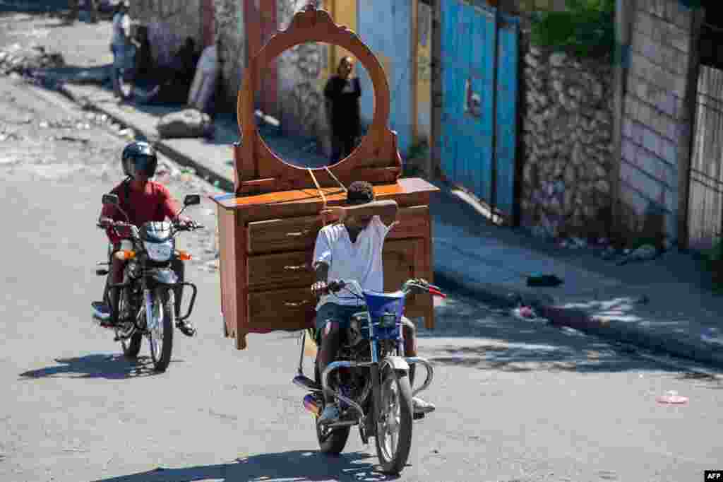 People flee their neighborhood after armed gangs terrorized the Delmas 24 and Solino areas in Port-au-Prince, Haiti, Oct. 26, 2024.&nbsp;Gang violence is surging in Haiti despite the deployment of a multinational force to prop up the struggling Caribbean country's police, a top United Nations official warned on Oct. 22.&nbsp;