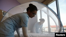 C&#225;c nữ y t&#225; chuẩn bị m&#224;n chống muỗi tại một bệnh nh&#226;n để ph&#242;ng ngừa người nhiễm virus Zika ở Singapore h&#244;m 2/9.