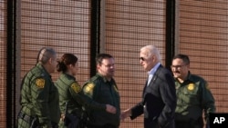 Presiden AS Joe Biden menyapa sejumlah petugas patroli wilayah perbatasan AS-Meksiko dalam kunjungannya ke El Paso, Texas, pada 8 Januari 2023. (Foto: AP/Andrew Harnik)