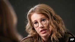 Pembawa acara TV Rusia Ksenia Sobchak, yang menjadi saingan Presiden Rusia Vladimir Putin dalam pemilihan presiden 18 Maret, tengah diwawancara oleh Associated Press di Moskow, 1 Februari 2018. 