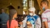 Une catholique reçoit la Sainte Communion à la cathédrale Notre-Dame du Congo à Kinshasa le 16 août 2020 lors de la première messe célébrée depuis le 24 mars, en raison de la pandémie COVID-19.