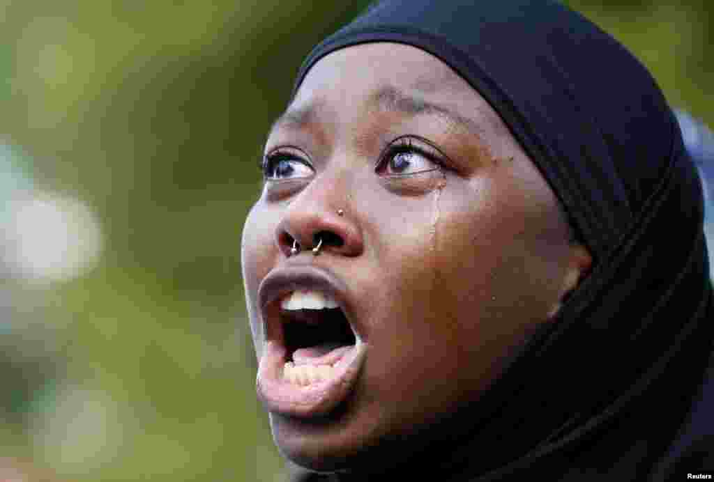 A woman protests the shooting death of Alton Sterling near the headquarters of the Baton Rouge Police Department in Baton Rouge, Louisiana, July 9, 2016.
