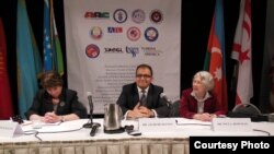 Qrim-tatarlar, ozarlar va mesxeti turklari haqida o'tgan ilmiy davra ishtirokchilari: (chapdan) Chigdem Balim, Jovid Husaynov va Inji Boumen.