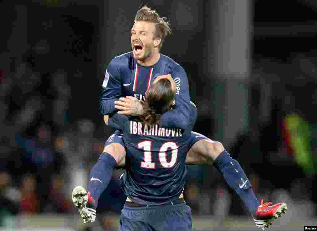 David Beckham dan teman satu tim dari Paris Saint-Germain, Zlatan Ibrahimovic, merayakan kemenangan atas Olympique Lyon, 12 Mei 2013. (Reuters/Robert Pratta)