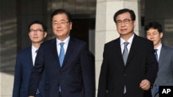 Chung Eui-yong (depan, kiri), penasehat keamanan nasional Presiden Moon, Suh Hoon (depan, kanan), Kepala Badan Intelijen Korea Selatan, bersama anggota delegasi lainnya berangkat menuju Pyongyang, Korea Utara, 5 September 2018.