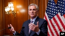 Mantan Ketua DPR AS, Kevin McCarthy, berbicara kepada reporter di Gedung Capitol, Washington, beberapa jam setelah ia dilengserkan dari dari jabatannya sebagai Ketua DPR pada 3 Oktober 2023. (Foto: AP/J. Scott Applewhite)