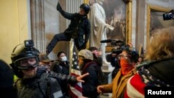 El asalto al Capitolio el 6 de enero de 2021 puso de manifiesto el tema de las desinformación y teorías de conspiración promovidas en las redes sociales. [Foto de archivo]