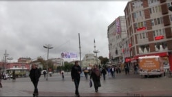 Many Syrian refugees have sought refuge in Turkey's main cities, including Istanbul, where public discontent is growing. (D. Jones/VOA)