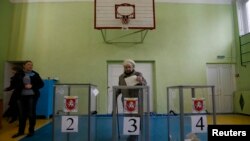 Seorang perempuan memberikan suaranya dalam referendum di Simferopol, 16 Maret 2014.