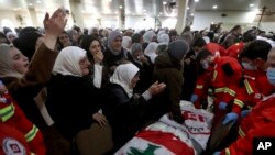 দক্ষিণ লেবাননের হেব্বারিয়ে গ্রামে ইসরাইলি বিমান হামালায় নিহত মানুষের জানাজায় শোকার্ত পরিবার। ফটোঃ ২৭ মার্চ, ২০২৪।