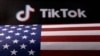 Bendera AS dan logo TikTok terlihat dalam sebuah ilustrasi yang diambil pada 2 Juni 2023. (Foto: REUTERS/Dado Ruvic)