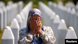 Žena se moli na groblju, uoči masovne dženaze u Potočarima u blizini Srebrenice, Bosna i Hercegovina, 11. srpnja 2020. 