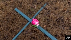 A cross is seen at a makeshift memorial for the victims of the plane crash in the Potomac River, Jan. 31, 2025, in Arlington, Va.