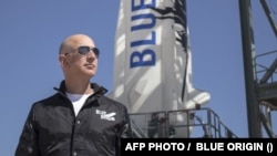 Jeff Bezos, pendiri Amazon, berpose di depan roket milik perusahaan Blue Origin, yang juga merupakan miliknya, di fasilitas peluncuran perusahaan tersebut di West Texas, pada 24 April 2015. (Foto: Blue Origin/AFP)