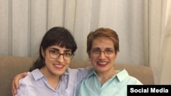 نسرین ستوده، وکیل زندانی، در کنار دخترش مهراوه پس از آمدن به مرخصی پزشکی. منبع: شبکه‌های اجتماعی