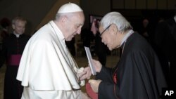 香港退休主教陈日君在梵蒂冈向教宗方济各提交一封信。（梵蒂冈报纸罗马观察报2018年1月10日发布）