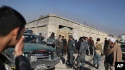 Polisi Afghanistan dan warga sipil berkumpul di sekitar lokasi penembakan di Kabul, Afghanistan, 2 Desember 2019. 