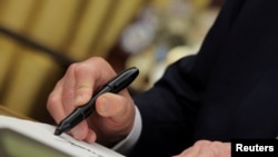 Ingliz tilini rasmiy yilga aylantiirish shu kungacha Kongressda ko'p muhokama qilingan, ammo chetga surilgan. Oq uy prezident farmoni orqali bu masalani hal qilmoqda. 