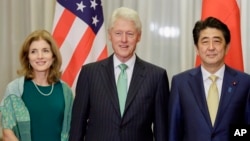 From left, U.S. Ambassador to Japan Caroline Kennedy, and former U.S. President Bill Clinton, center, pose with Japanese Prime Minister Shinzo Abe prior to a dinner held by Abe at the latter's official residence in Tokyo, Japan, March 17, 2015. 