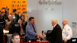 Trump también reiteró a los periodistas sobre su intención de no inciar una investigación sobre el correo electrónico de Hillary Clinton.