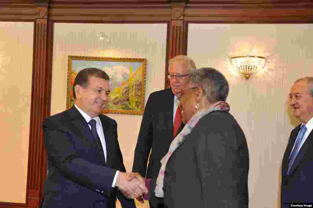 So'ngra Shannon O'zbekistonga yo'l oldi. Toshkent va Samarqandda rasmiy muzokaralar, madaniy sayohat va tadbirlar o'tdi. Diplomat O'zbekistonning yaqinda vafot etgan rahbari Islom Karimov qabrini ziyorat qildi. Shannon respublika Tashqi ishlar vaziri Abdulaziz Komilov bilan muzokara olib bordi. Unga AQShning Markaziy Osiyo bo'yicha bosh diplomati Daniel Rozenblum hamda Toshkentdagi elchi Pamela Spratlent hamrohlik qildi.