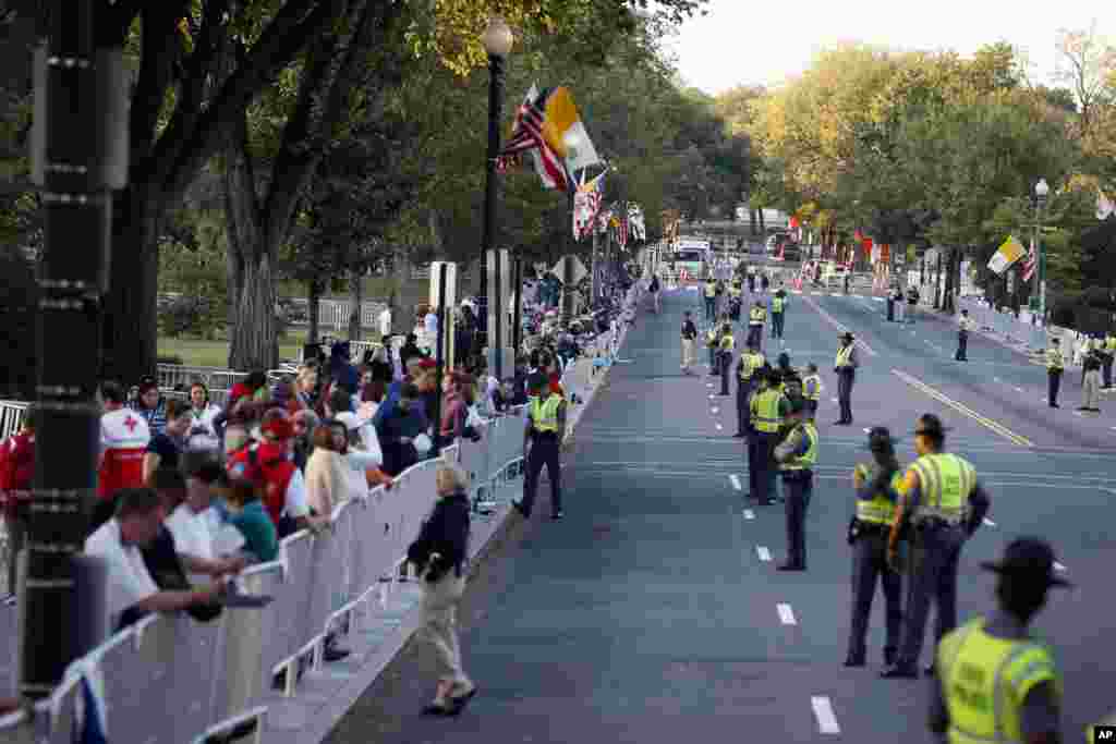 Vaşinqton Roma Papasını alqışlayır