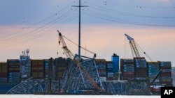 Comienza el retiro de una sección del puente Francis Scott Key. Foto captada el domingo 31 de marzo de 2024, en Baltimore.