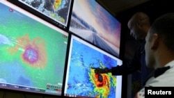 Para anggota tim operasi darurat Republik Dominika, memantau badai Maria di Santo Domingo, Dominika hari Selasa (19/9). 