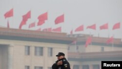 一名中国武警士兵在即将召开两会的北京人大会堂附近执勤。（2019年3月1日）