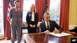 President Barack Obama signs an Executive Order, entitled “Planning for Sustainability in the Next Decade,” which will cut the Federal Government’s greenhouse gas (GHG) emissions over the next decade, March 19, 2015.