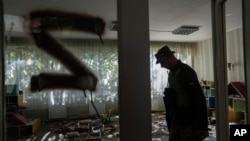 У звіті Комісії з розслідування порушень в Україні зазначається, що російська влада для катування у СІЗО залучила персонал, який діяв узгоджено та відповідно до розподілу праці