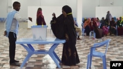 A woman casts her vote during Somalia's parliament election, at a polling station in Mogadishu, Somalia, Dec. 6, 2016. An electoral body on Wednesday annulled the results in 11 races of the poll, citing irregularities.