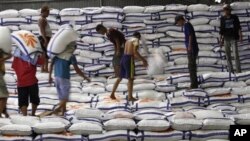 Suasana di gudang beras BULOG di Jakarta. (Foto: AP/Achmad Ibrahim)