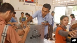 បុគ្គលិក​​​រៀប​ចំ​​​ការបោះឆ្នោត​​​​​រៀបចំ​​ប្រអប់​​សន្លឹក​ឆ្នោត​​សម្រាប់​​ការ​បោះឆ្នោត​​ឃុំ​សង្កាត់​​កាលពី​ឆ្នាំ​២០១២។​​