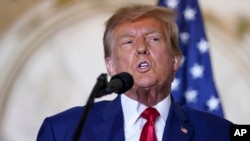 ARCHIVO - El expresidente Donald Trump habla en su residencia de Mar-a-Lago, el 4 de abril de 2023, en Palm Beach, Florida.