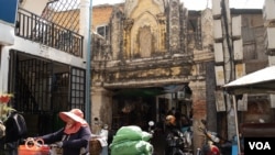 Wat Broyuvong gate is seen in Phnom Penh, Cambodia, on April 03, 2020. (Malis Tum/VOA Khmer) 